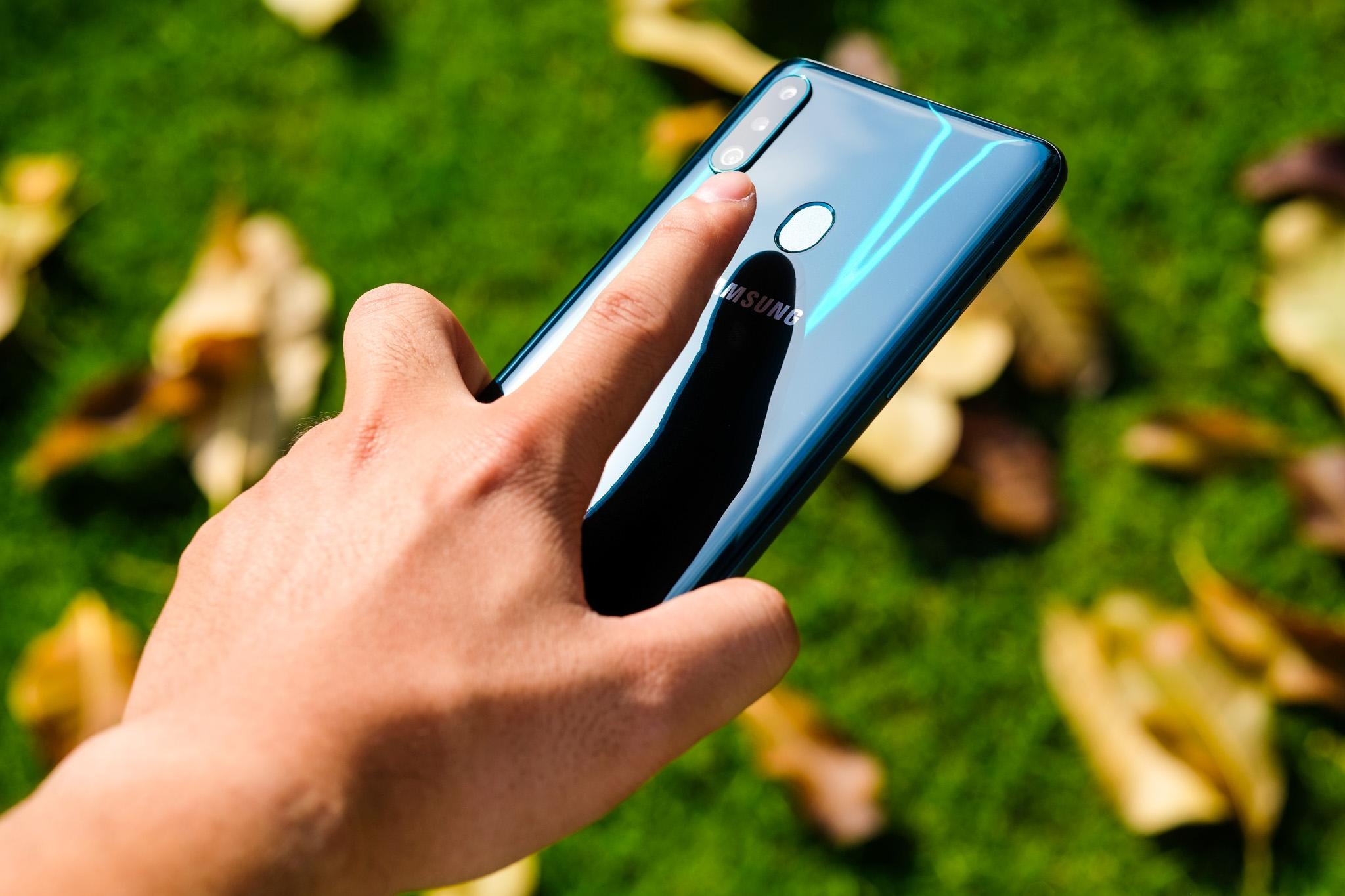 Samsung Galaxy A20s gia re anh 8