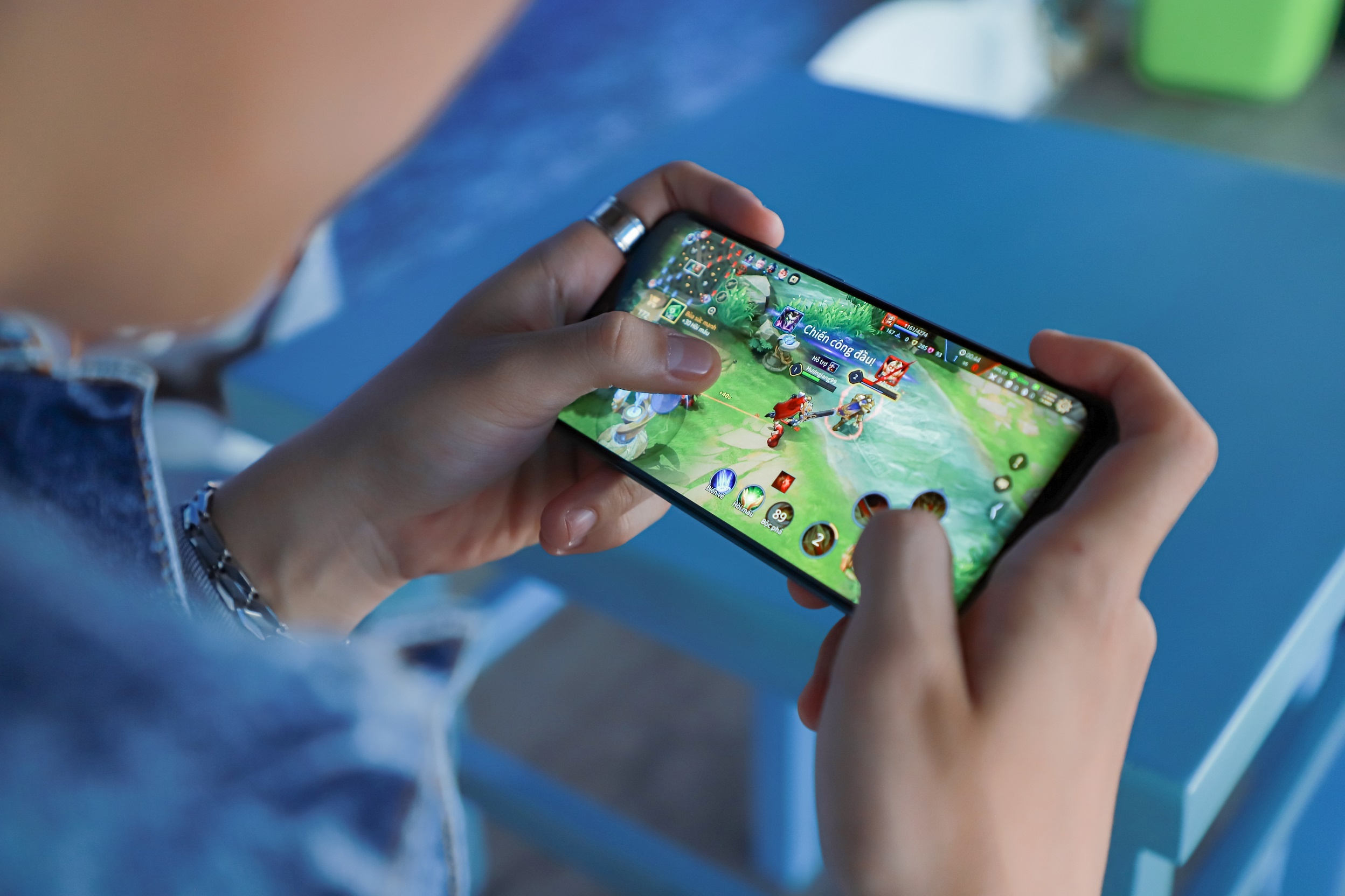 Smartphone choi game Galaxy A50s anh 3