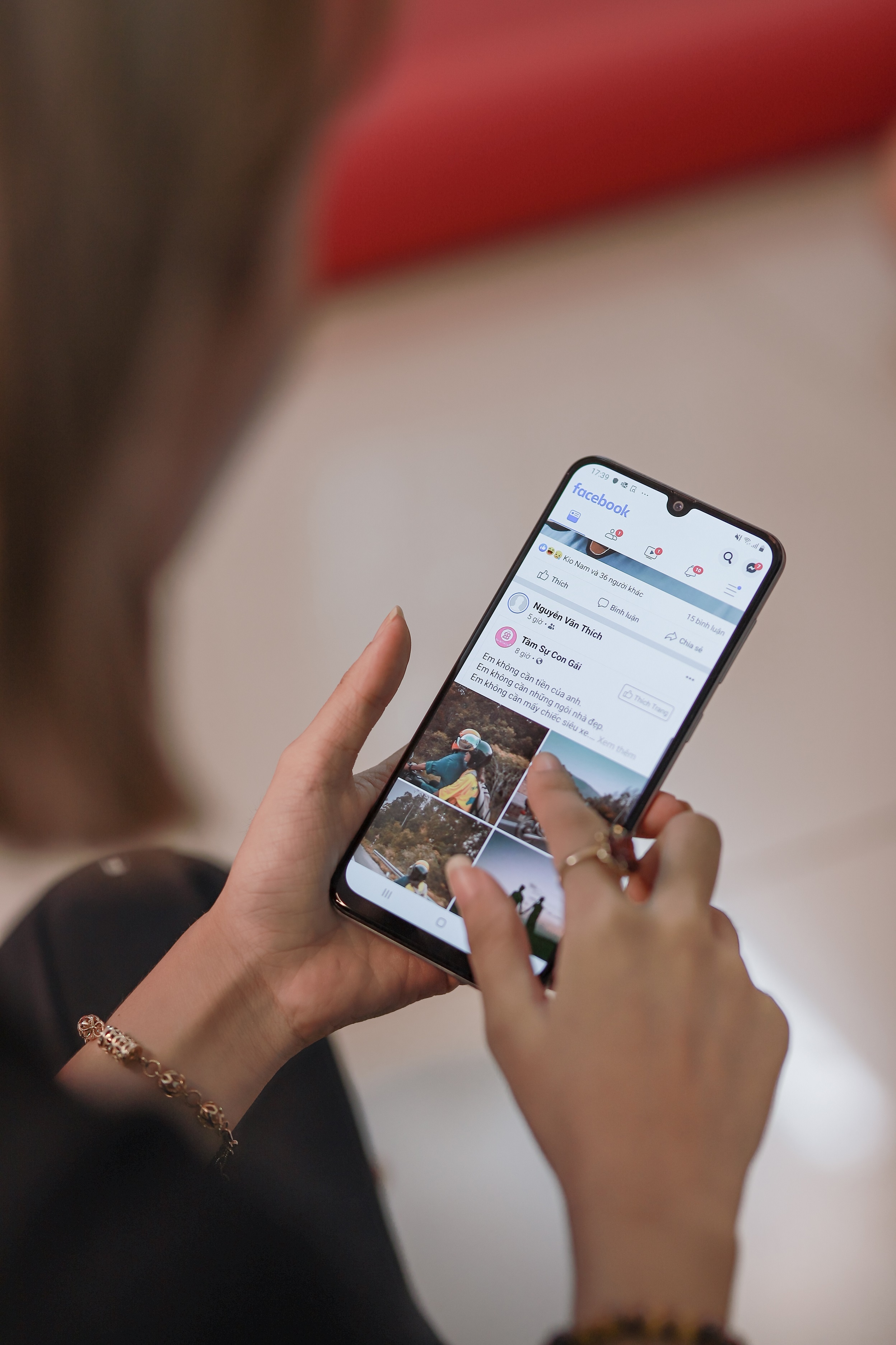 Smartphone choi game Galaxy A50s anh 4