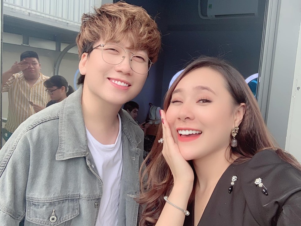 Ho Bich Tram thang tay nem do vao mat Phat La trong clip moi hinh anh