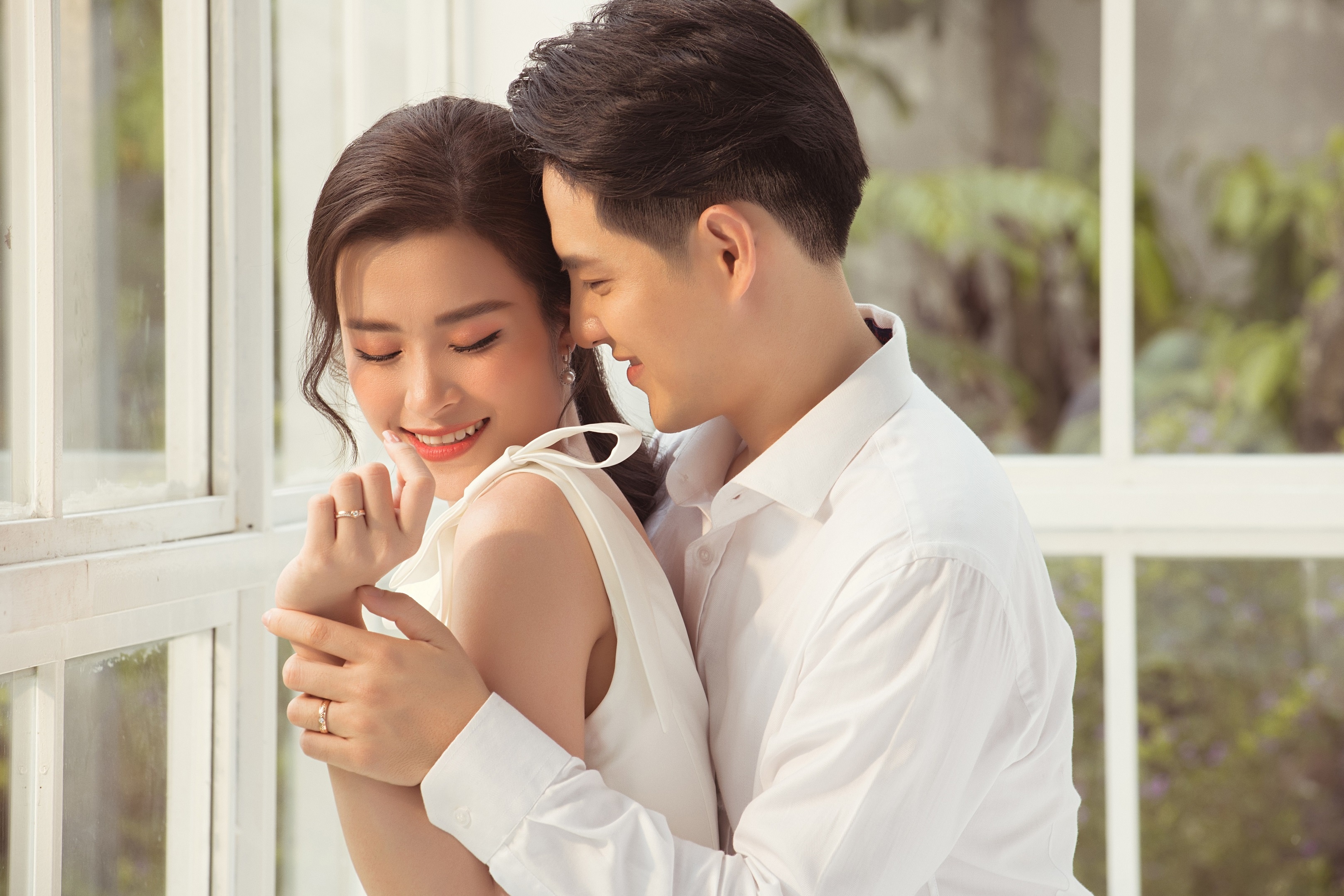 Dong Nhi - Ong Cao Thang ghi dau chuyen tinh trong BST nhan cuoi hinh anh