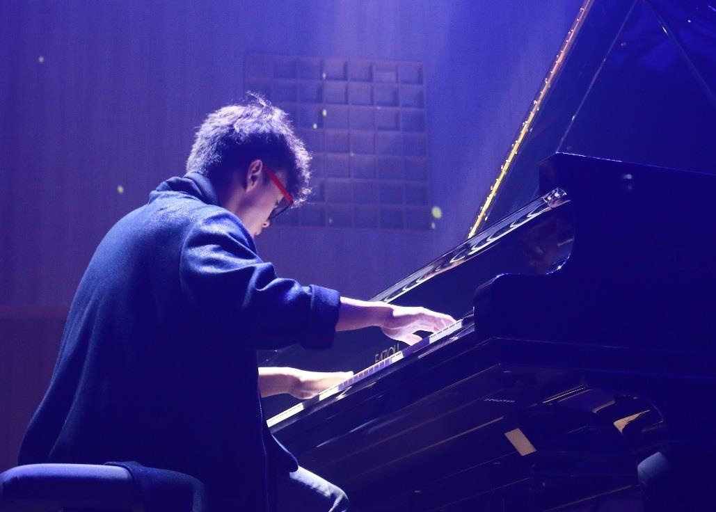 Pianist Tuan Manh trinh dien day cam xuc ben cay dan Fazioli F278 hinh anh