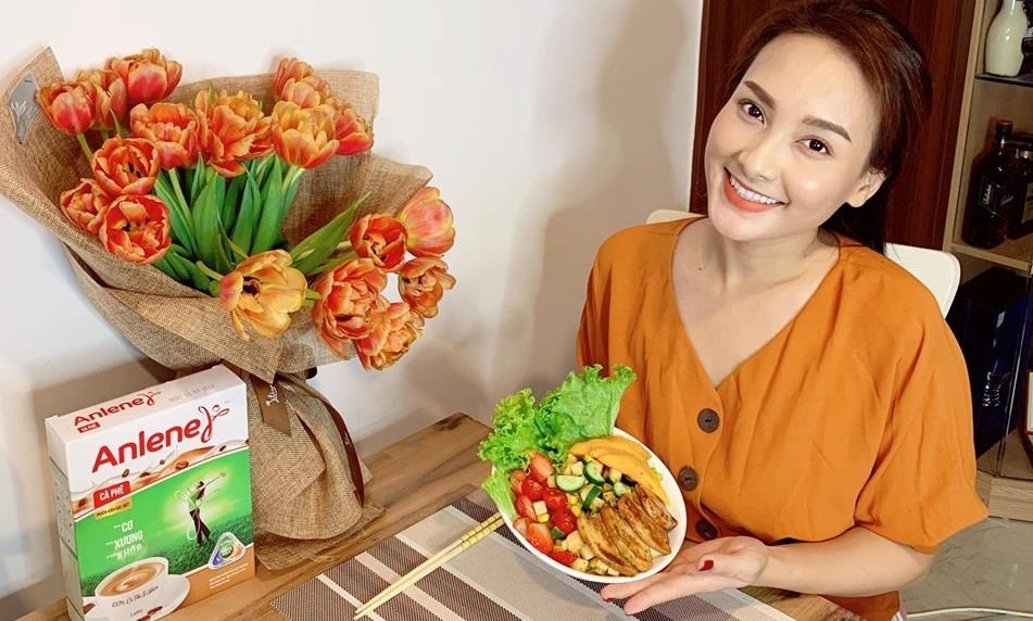 Loat sao Viet ap dung 'buoi sang 3 khoe' de co xuong khop deo dai hinh anh