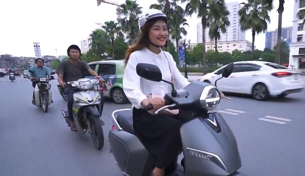 VinFast Klara xuat hien trong phong su ve 'Bieu tuong Ha Noi' tren CNN hinh anh