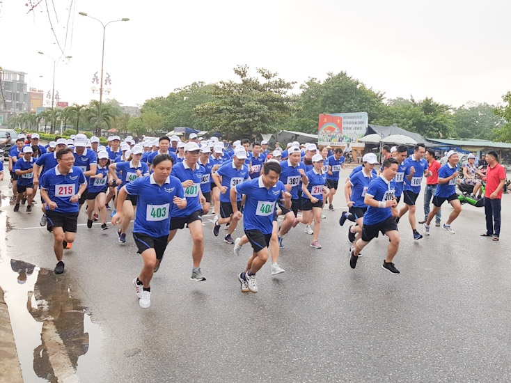 Khoi dong giai chay mang Tet am cho nguoi ngheo hinh anh