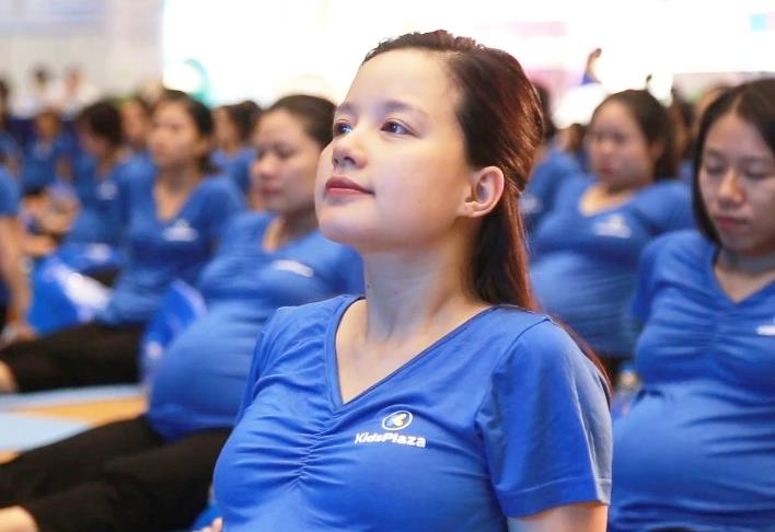 500 me bau cung tap yoga tai su kien cua Kids Plaza hinh anh