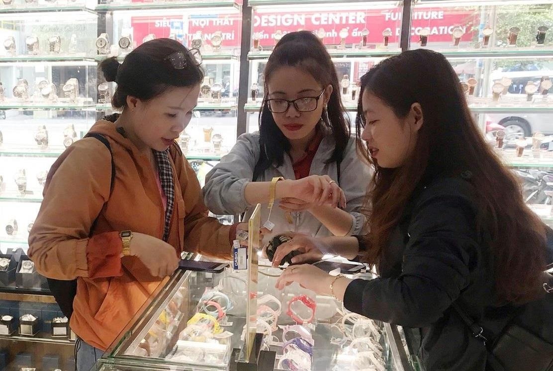 The Gioi Di Dong ban duoc 1.400 chiec dong ho moi ngay hinh anh