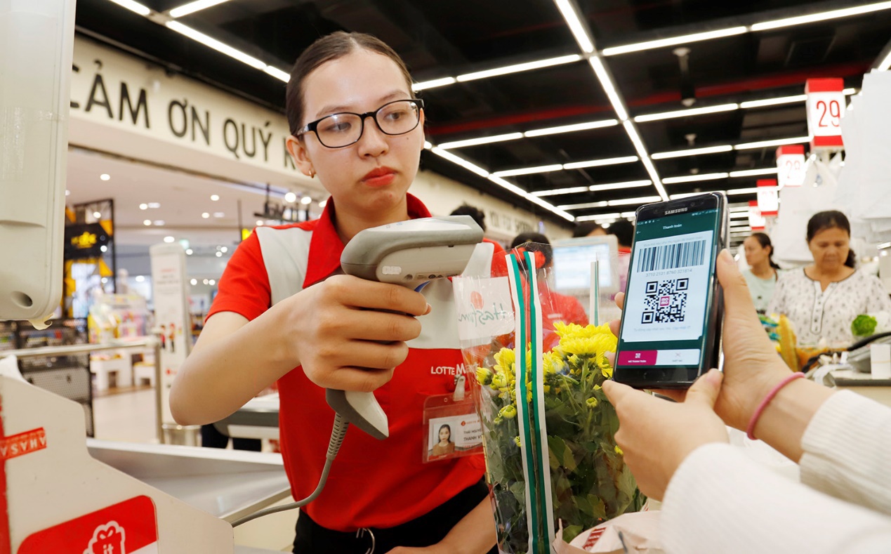 Vi dien tu len ngoi, nguoi tieu dung dan bo thoi quen tieu tien mat hinh anh