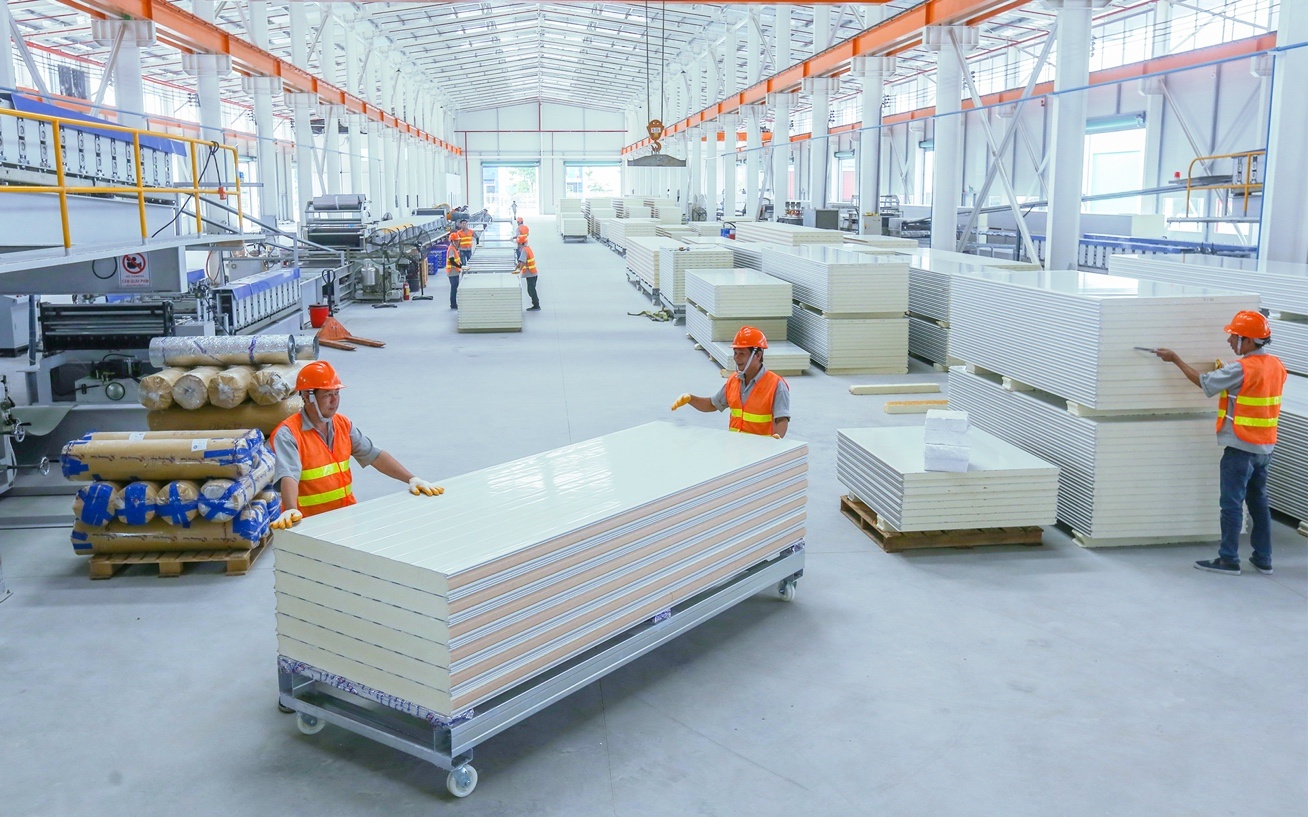 Nha may cong suat hon 10 trieu m2 panel cach nhiet tai TP.HCM hinh anh