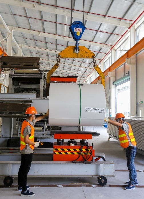 nha may panel cach nhiet anh 4