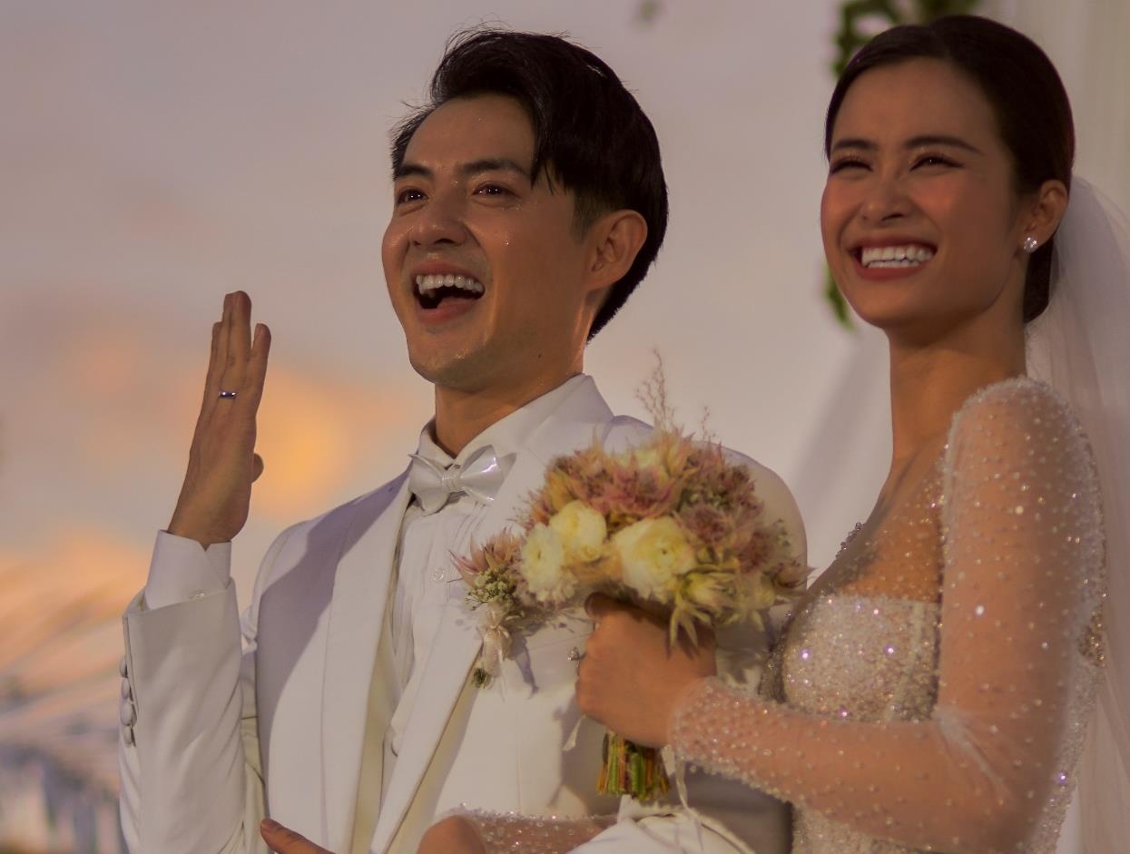 Dong Nhi - Ong Cao Thang khoe nhan cuoi trong livestream sau ket hon hinh anh