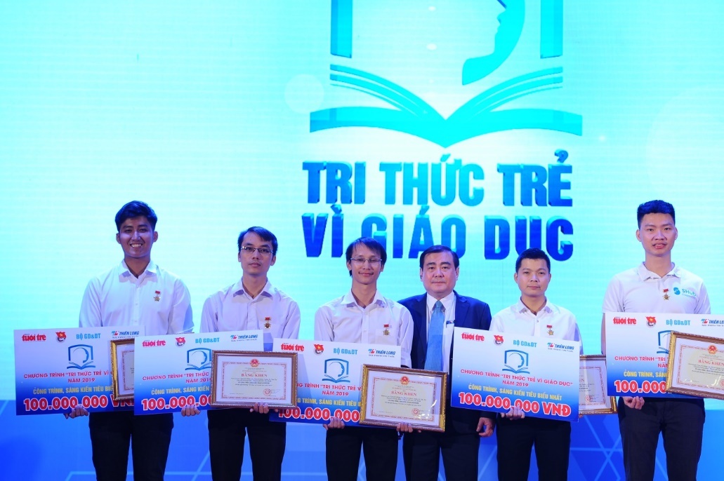 Trao giai 100 trieu cho 5 quan quan 'Tri thuc tre vi giao duc' hinh anh