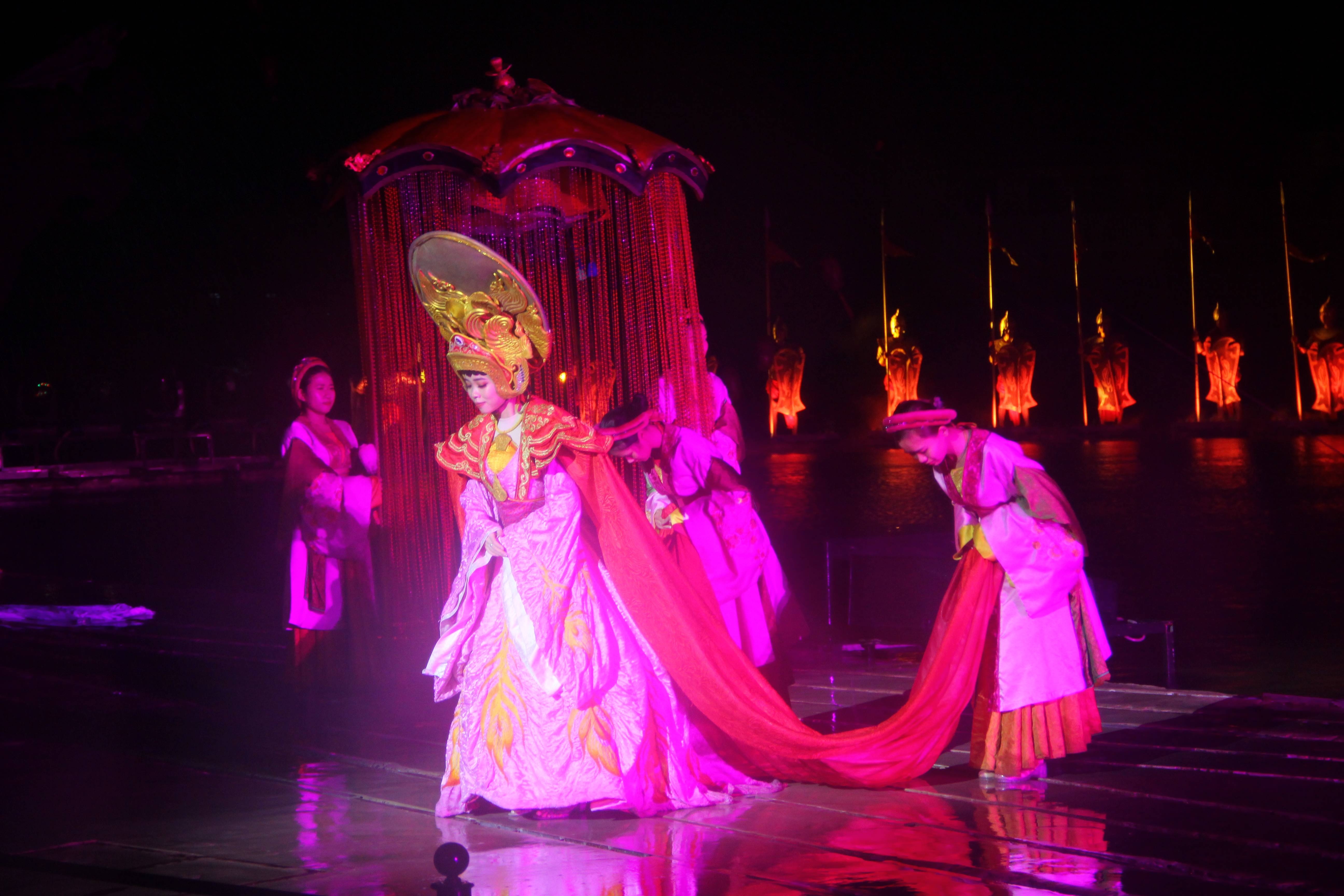 Show 'Ky uc Hoi An' gay an tuong manh khi dien duoi troi mua hinh anh