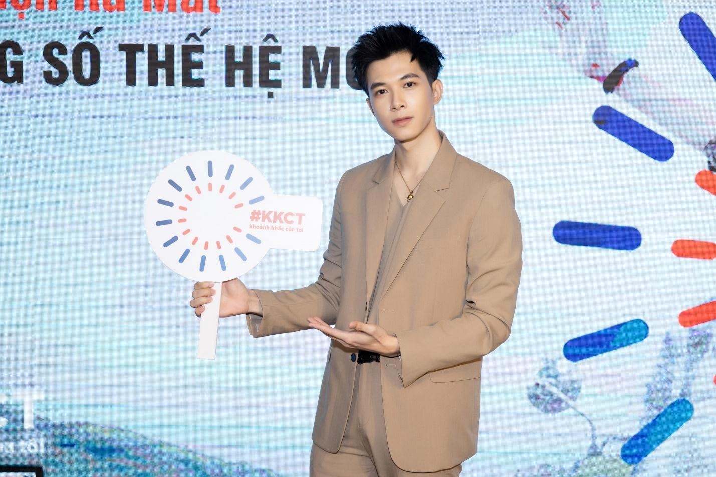 Dien vien Anh Tu lich lam tai su kien ra mat ngan hang so the he moi hinh anh