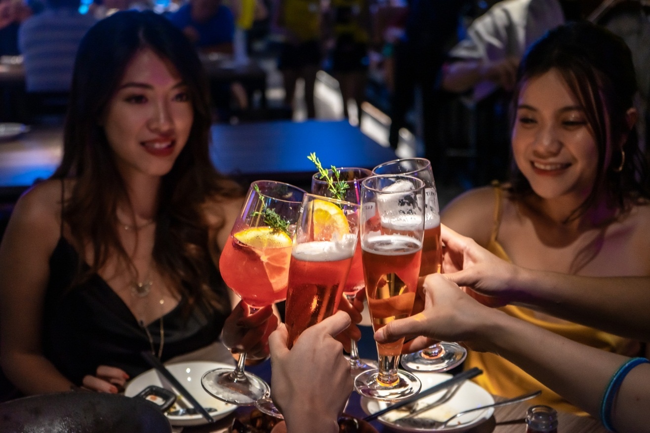 Song giua Sai Gon, an thit nuong kieu Nhat, uong bia kieu Tay hinh anh