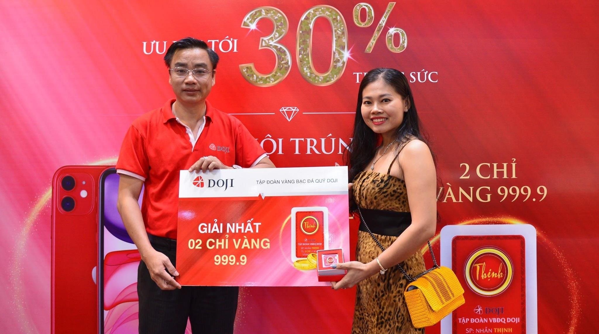 Mua trang suc DOJI, khach hang bat ngo trung vang 9999 hinh anh