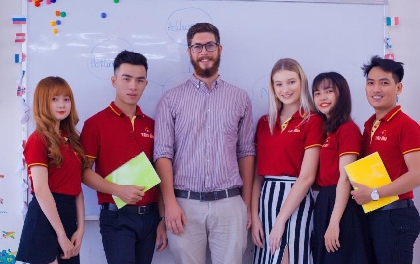 Ngoai ngu Tan Au tung nhieu uu dai mung ngay 20/11 hinh anh