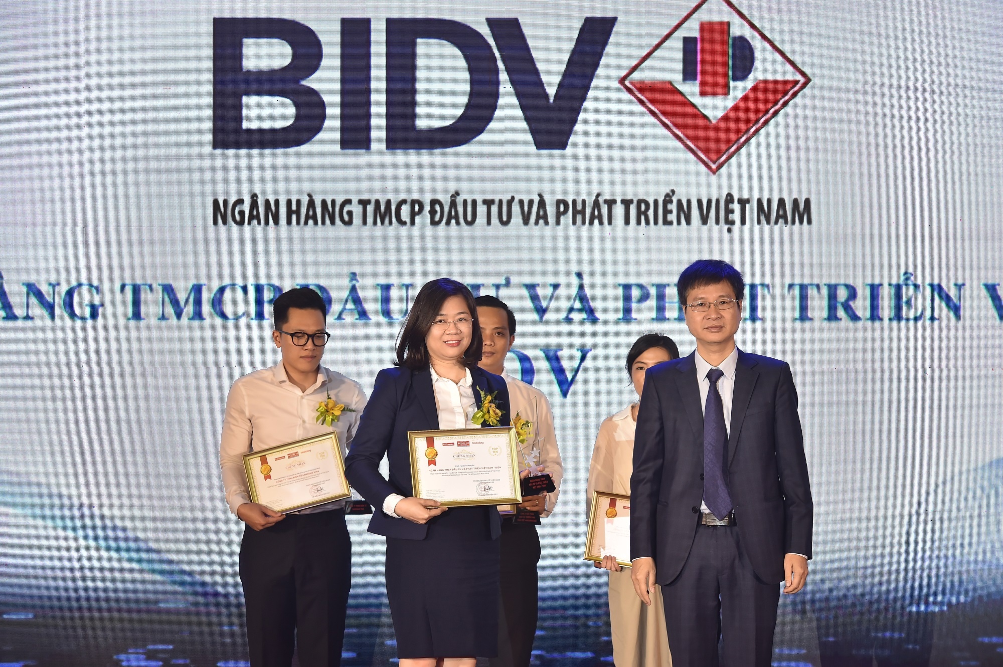 Dich vu thu ho hoc phi cua BIDV vao top 10 'Tin & Dung' 2019 hinh anh