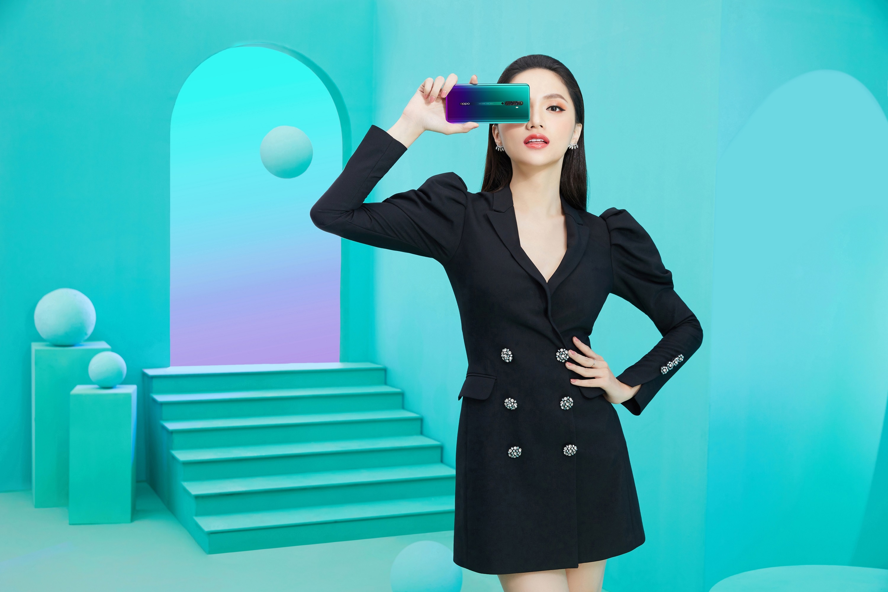 Phu kien giup Huong Giang, Hoang Thuy toa sang khi chup hinh hinh anh