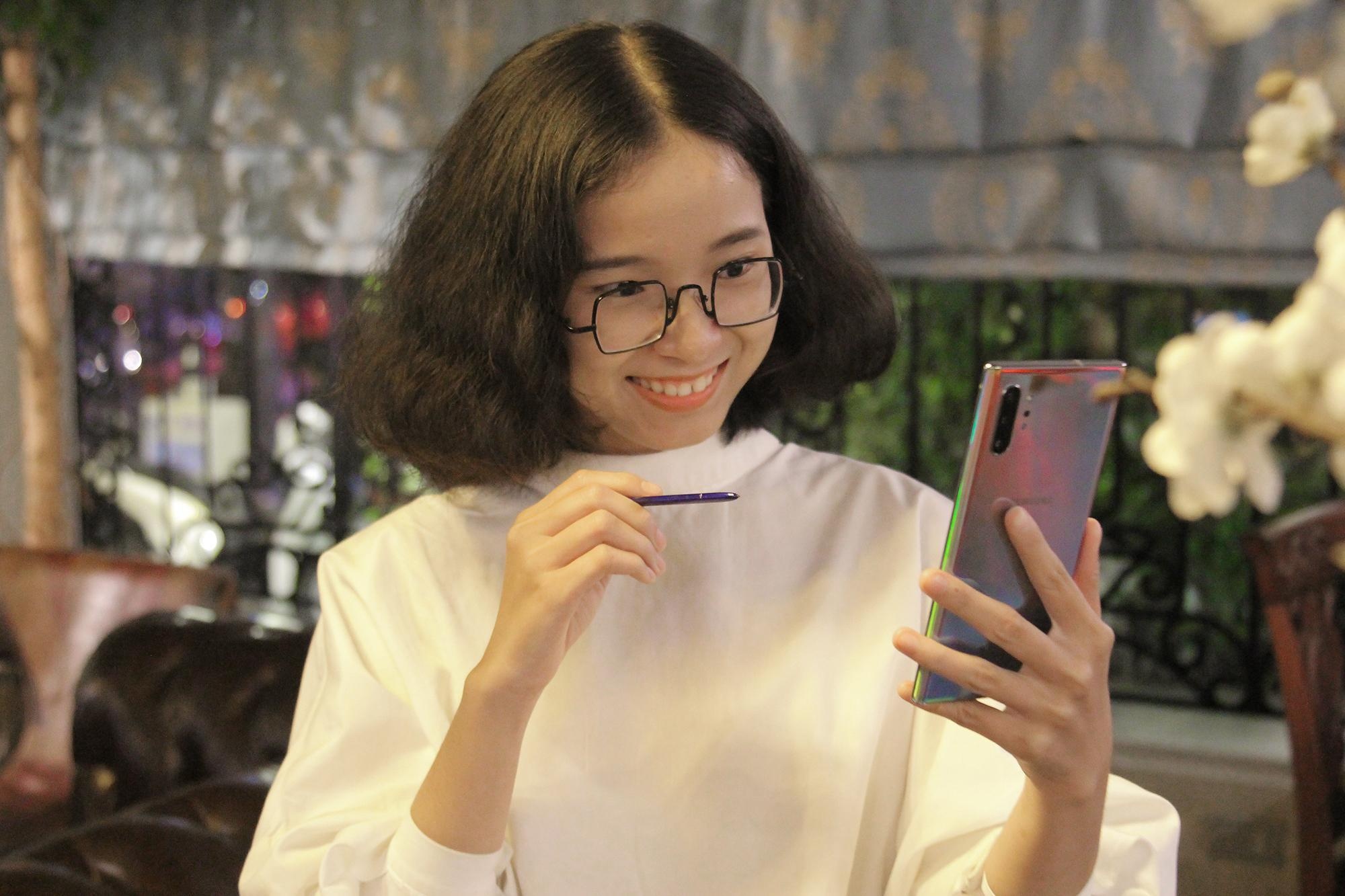 'Galaxy Note10+ la vat bat ly than trong cuoc song cua toi' hinh anh