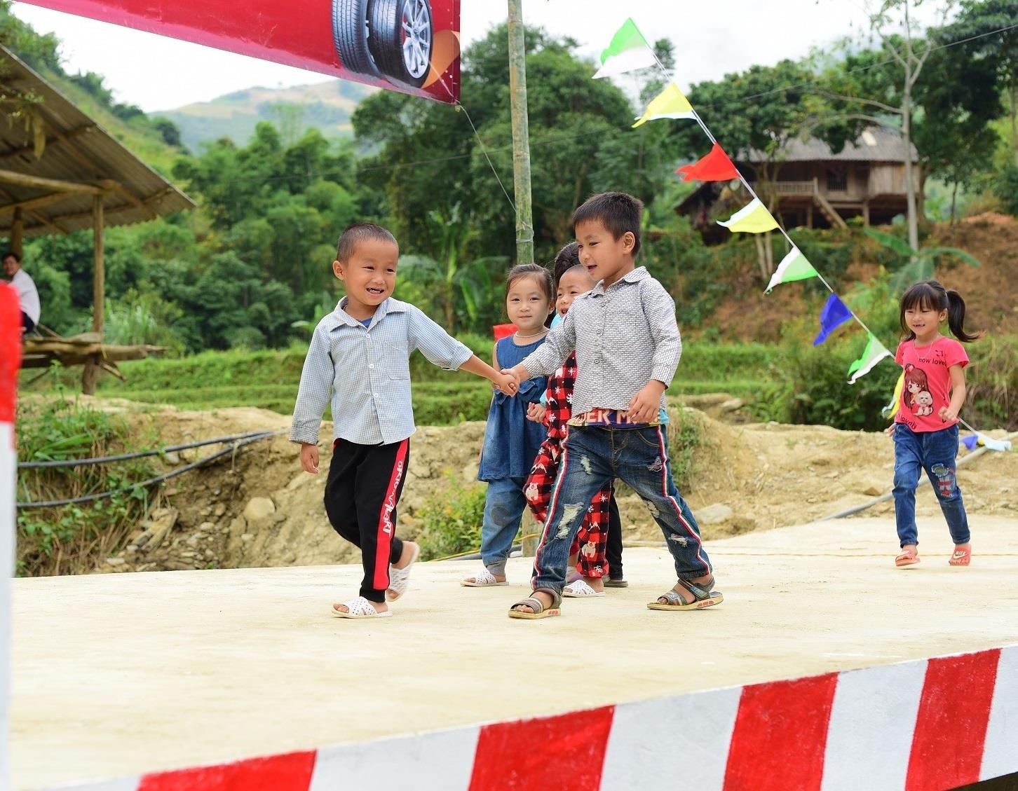 Nhung cay cau mang niem vui den nguoi dan vung lu o 2 mien dat nuoc hinh anh