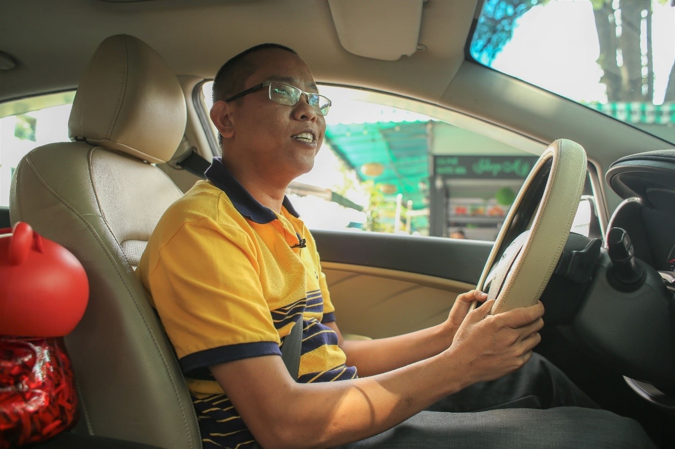 Tai xe cong nghe chuyen nghiep: 'Chung toi tran trong nghe cam lai' hinh anh