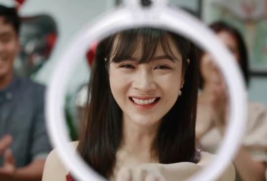 Clip cau hon cua cac cap doi khien cong dong mang day song hinh anh