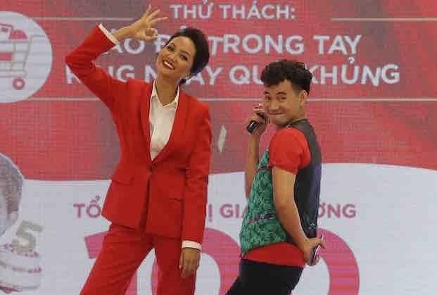 Xuan Bac, H'Hen Nie khay dong su kien mua sam tai Ha Noi hinh anh