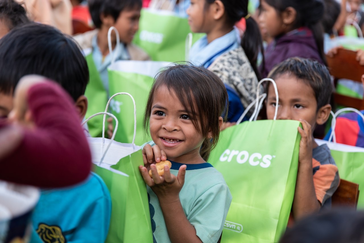 Crocs VN trao qua cho hoc sinh ngheo, dong bao thieu so tai Binh Phuoc hinh anh