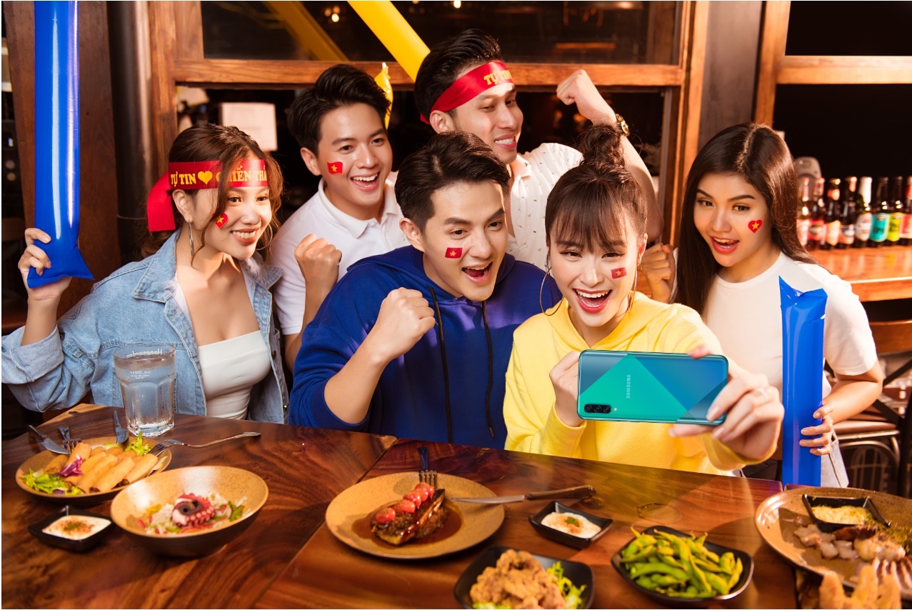 San co co tran cau nay lua, con MXH la noi gioi tre boc lo su man ma hinh anh