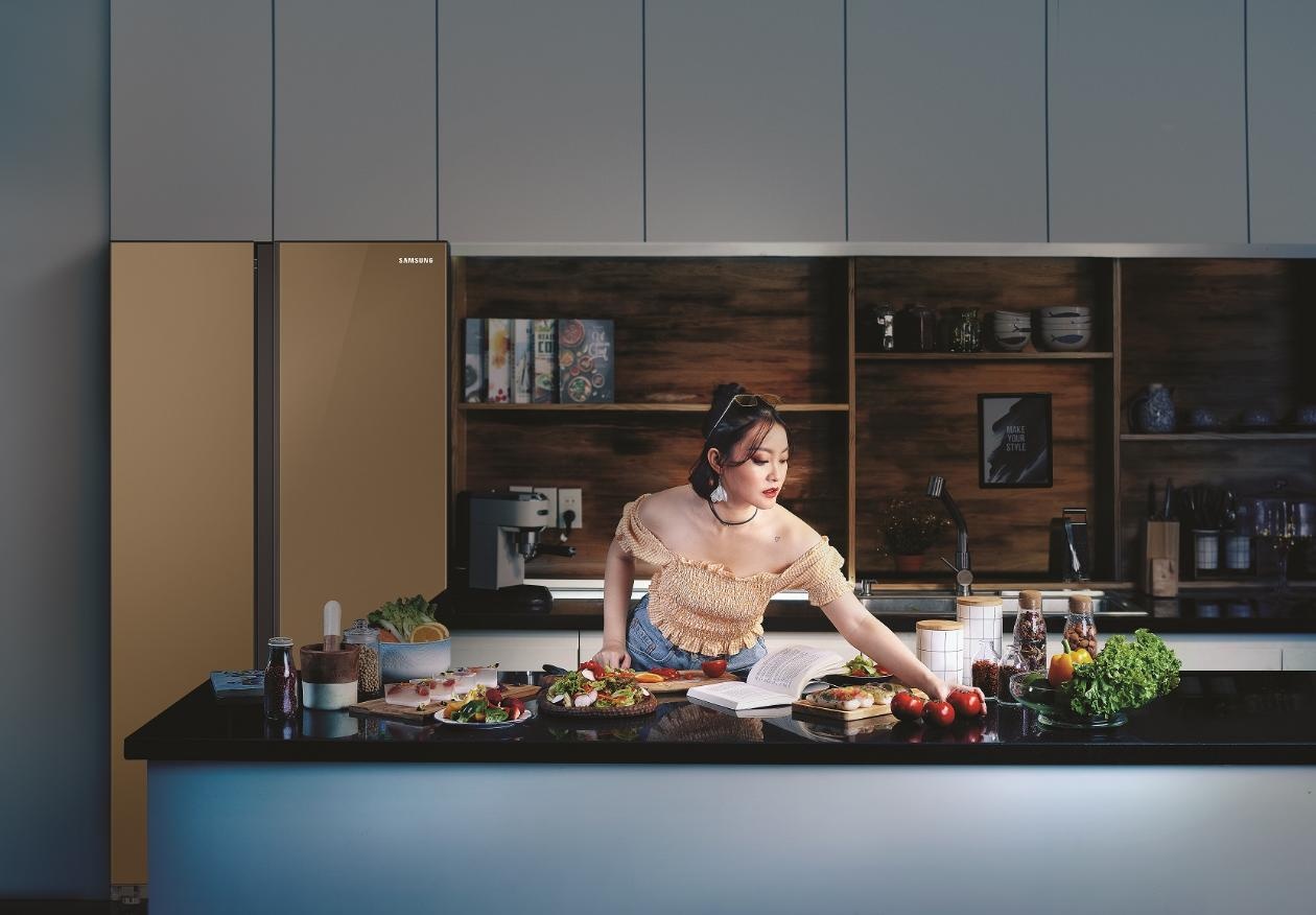 Chang ai buoc di canh ben, nguoi tre co dam ngay dem theo duoi dam me? hinh anh