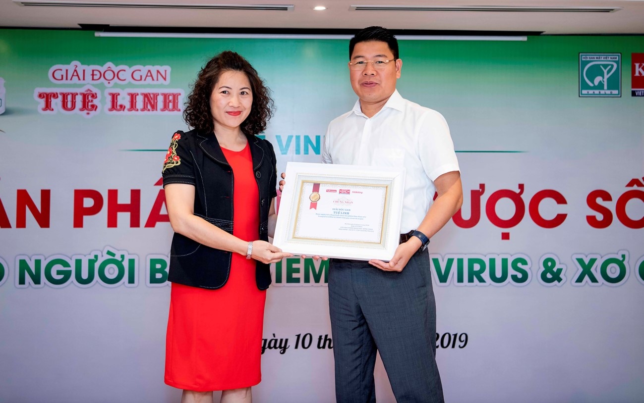 Tue Linh nhan giai thuong uy tin ve thao duoc cho nguoi viem gan hinh anh