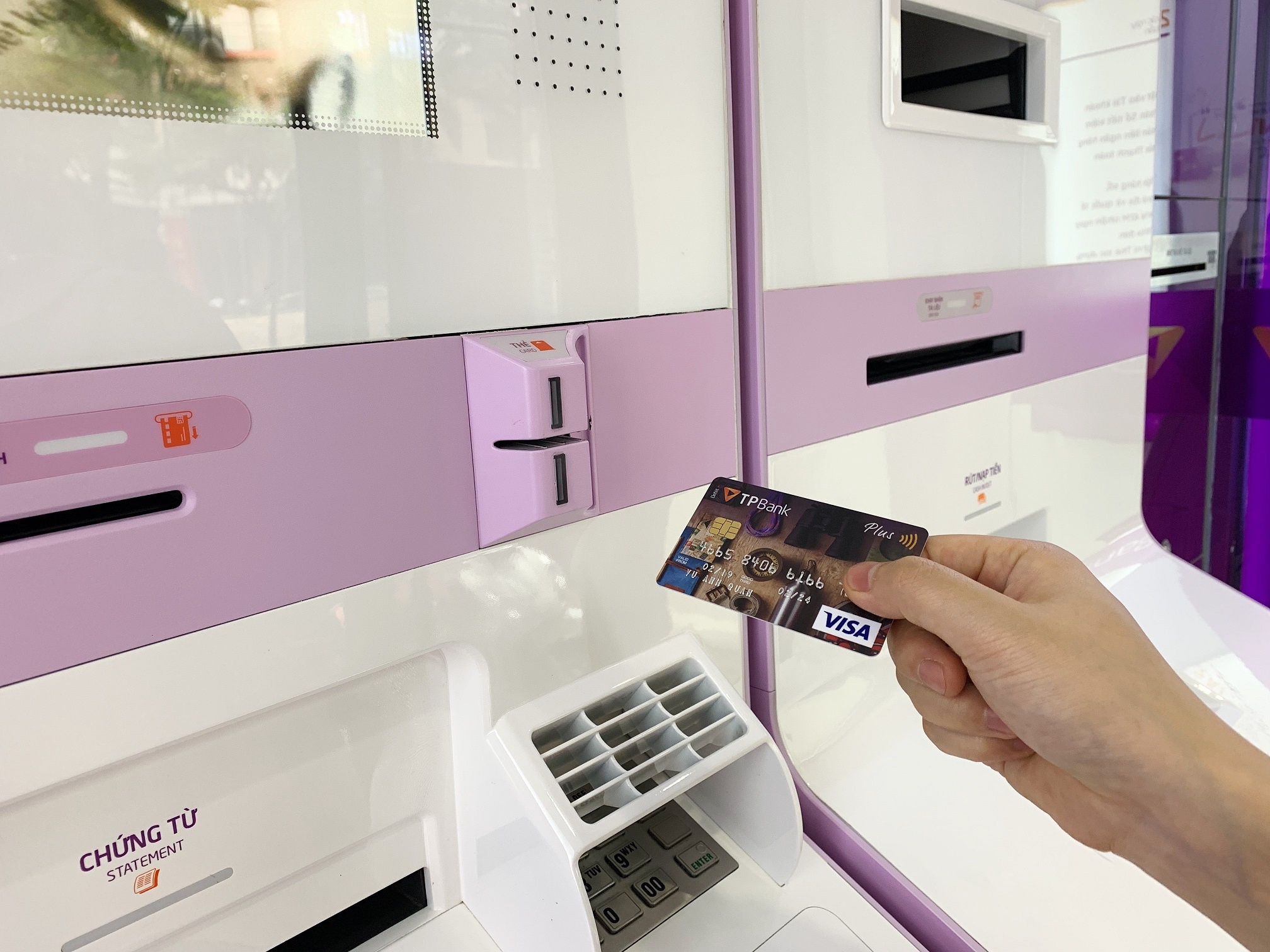 Ngan hang nao mien nhieu loai phi giao dich cho nguoi dung? hinh anh