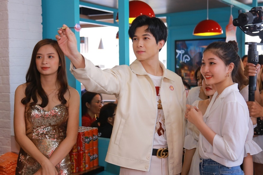 Anh Tu tre trung, 'don tim' fan tai su kien am thuc hinh anh