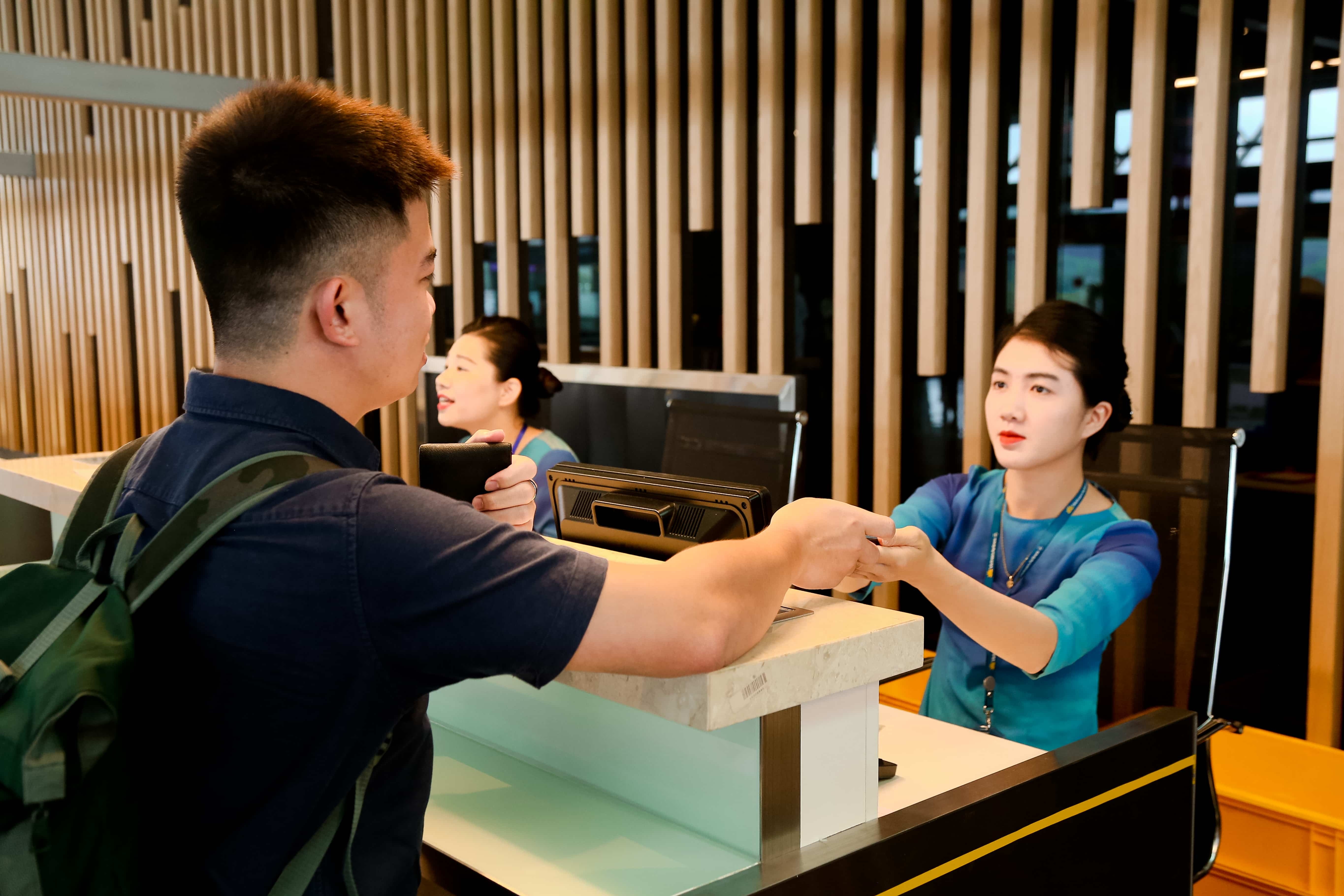 Cang HKQT Van Don va vai tro ket noi the gioi voi Quang Ninh hinh anh