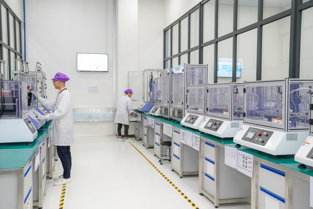 Dan robot hien dai tai nha may san xuat dien thoai Vsmart hinh anh