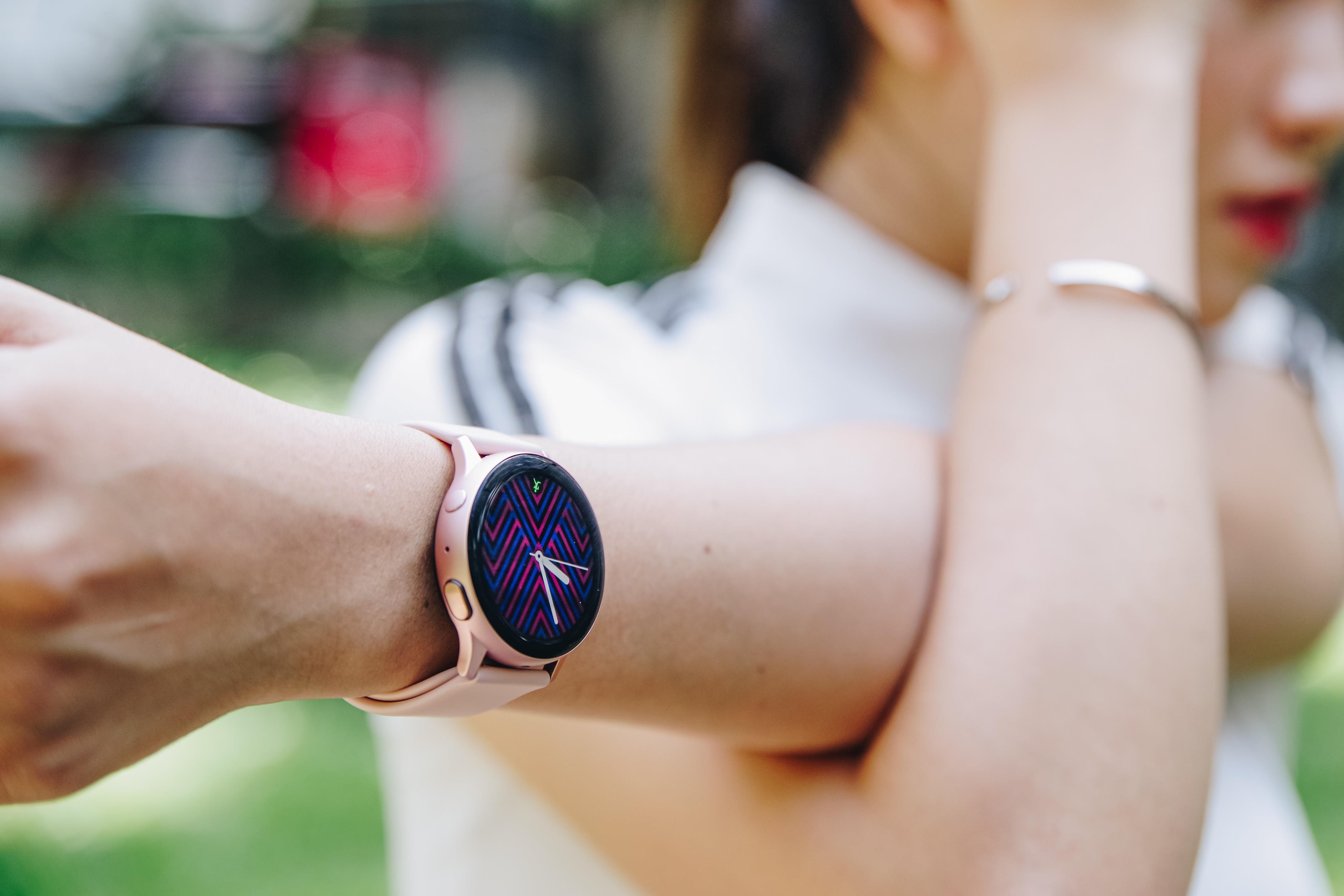 Ngoai 39 bai tap, 7 chuong trinh chay, Galaxy Watch Active2 con co gi? hinh anh