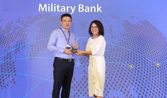 MBBank nhan giai ngan hang dan dau toc do tang truong the tin dung hinh anh