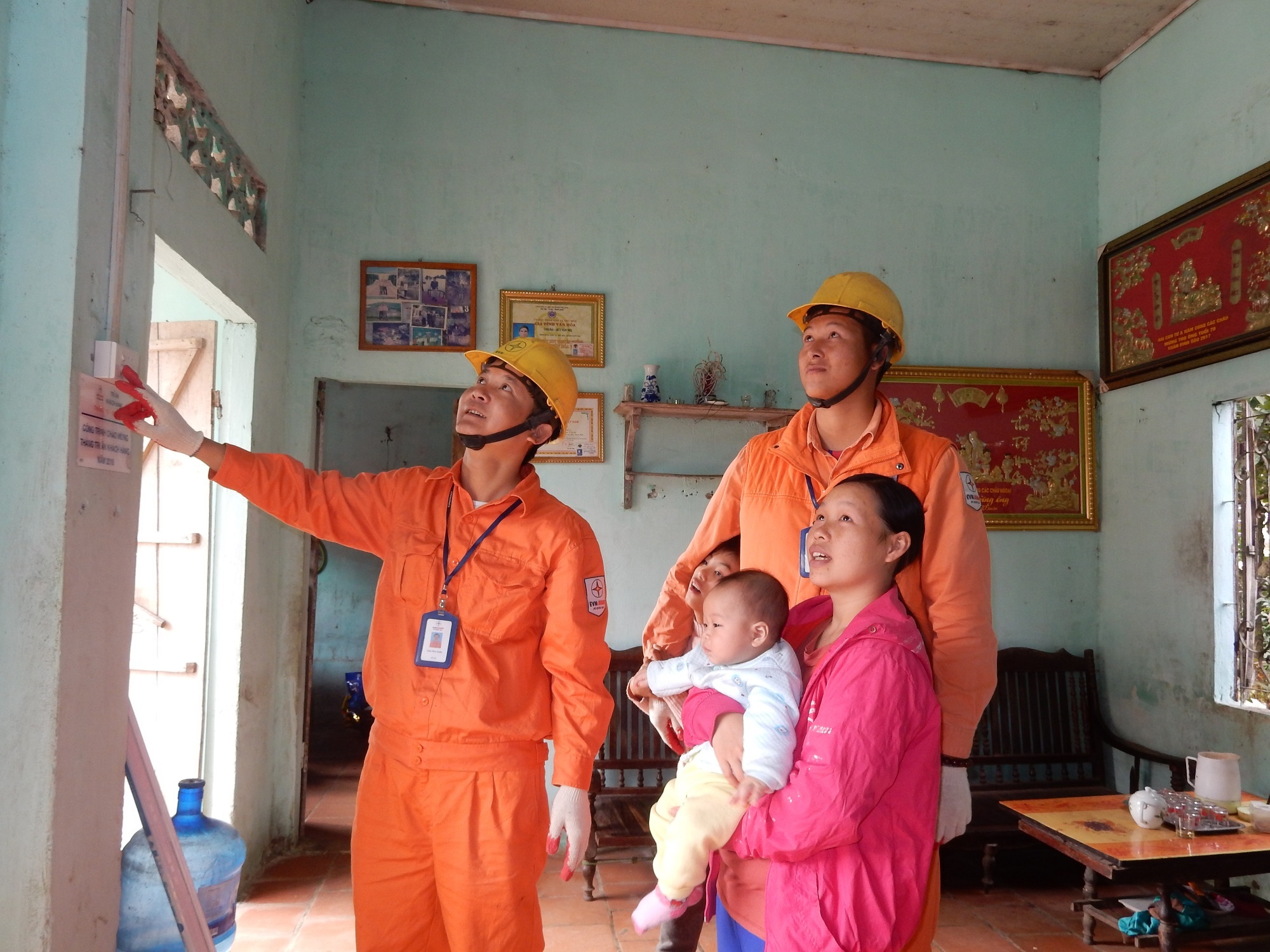 EVN Hanoi thuc hien nhieu hoat dong tri an tai thu do hinh anh