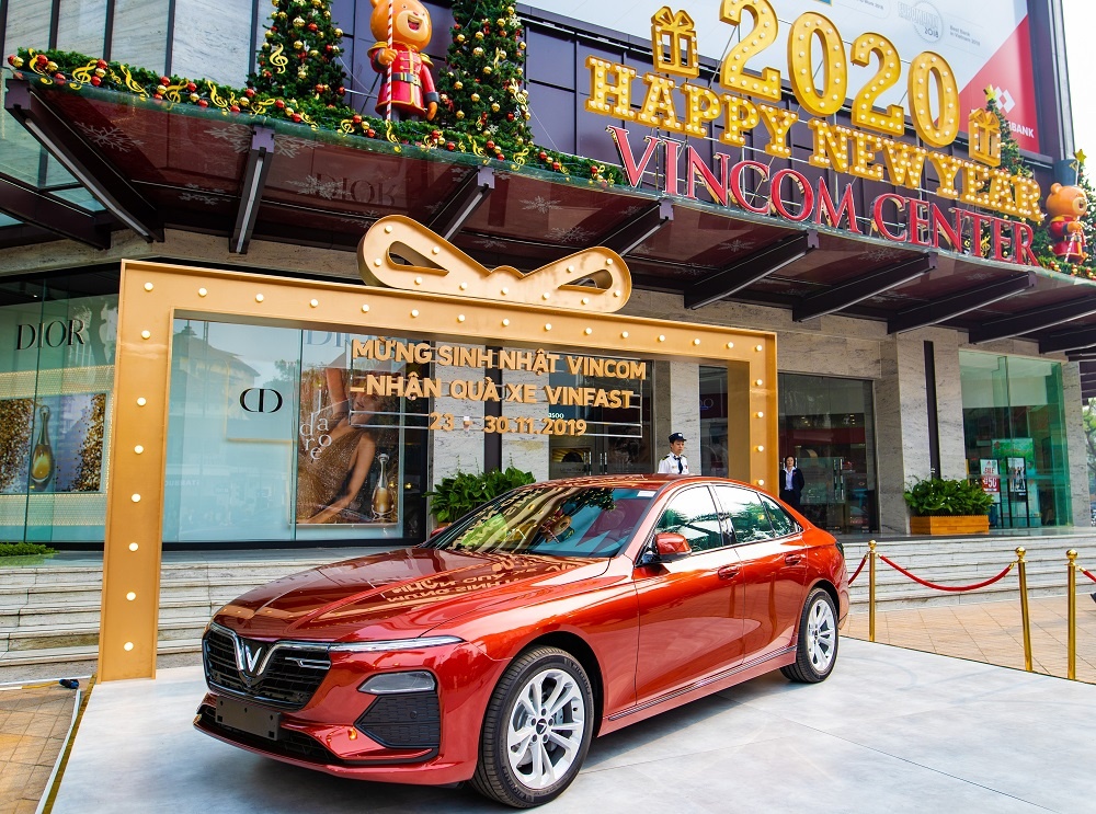 San hang hieu giam gia den 50% tai Vincom mua Black Friday hinh anh