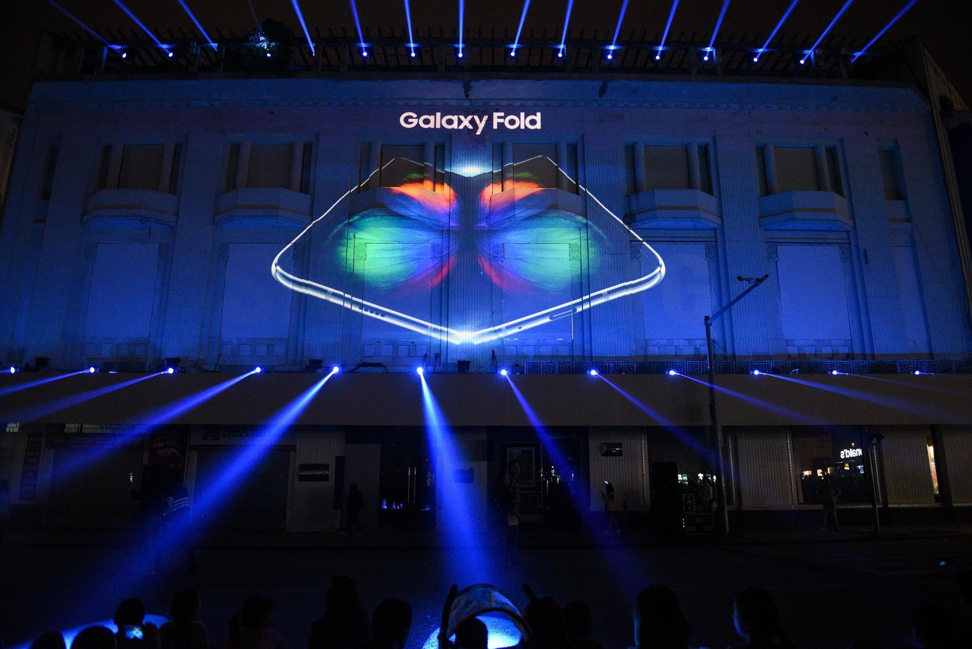 Show trinh dien nghe thuat anh sang huyen ao don Samsung Galaxy Fold hinh anh