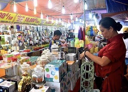 Hoi cho mua sam, am thuc Viet - Thai to chuc quy mo lon tai Rach Gia hinh anh