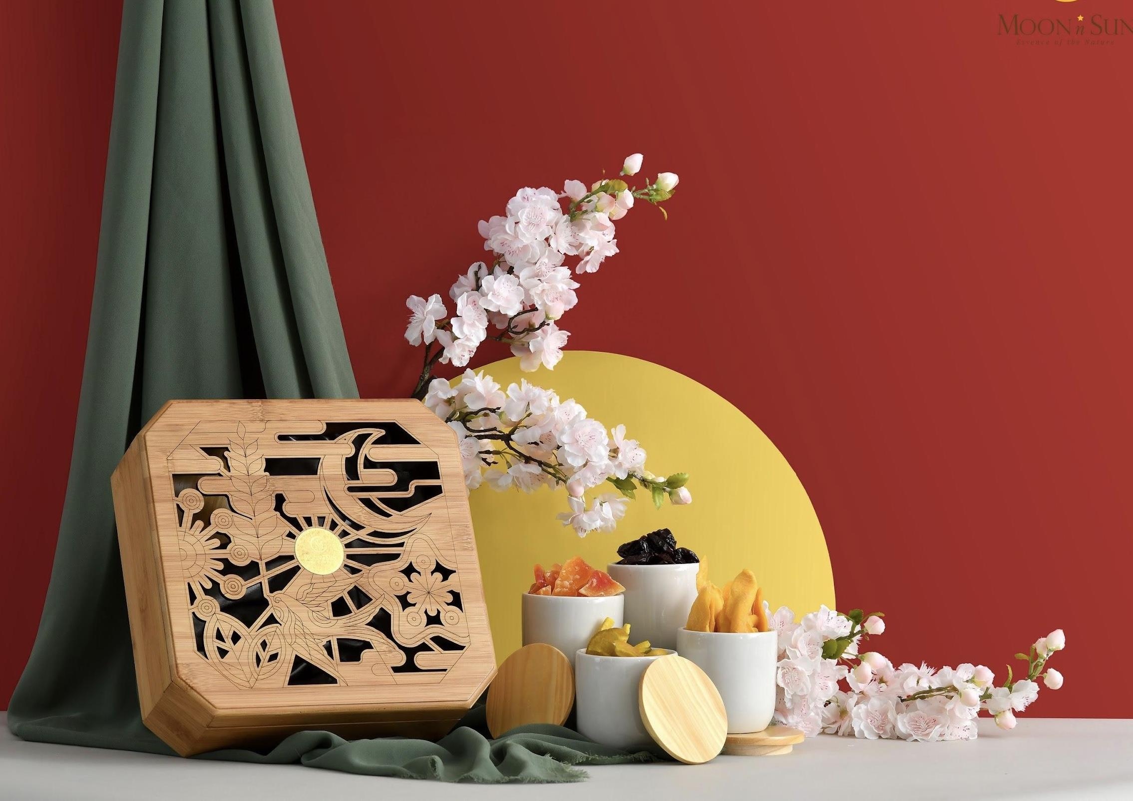 Moon n Sun danh tang 'sac xuan ruc ro' cho doi tac hinh anh