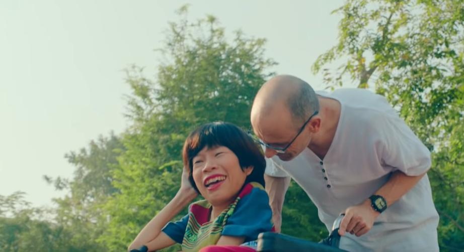 Tinh yeu vuot qua dinh kien cua co gai Viet ngoi xe lan va chong Tay hinh anh