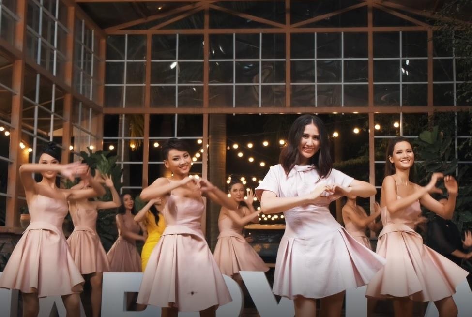 Dan thi sinh tung MV ca nhac ngay truoc ban ket Miss Universe hinh anh