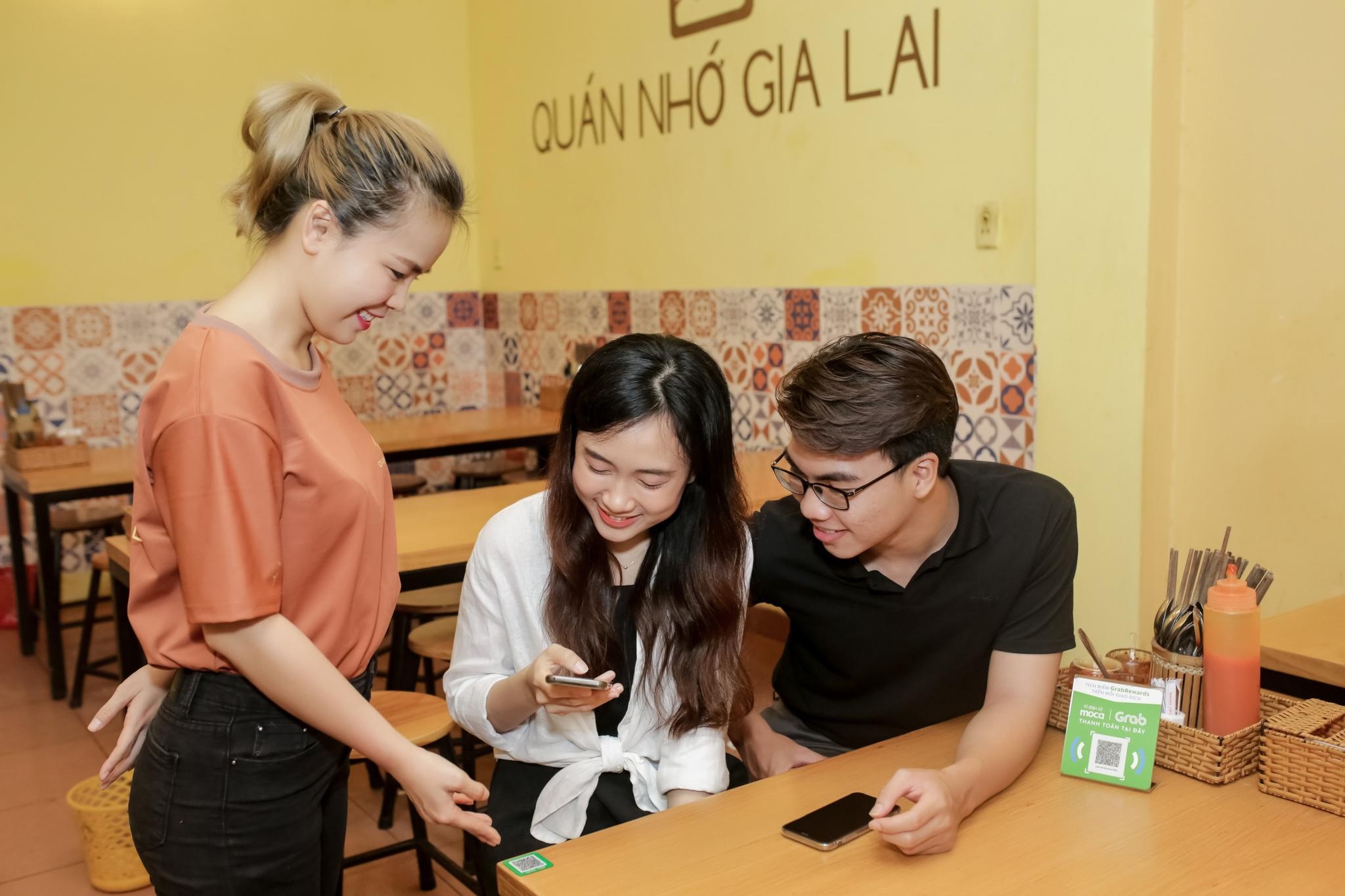 Tu hang quan nho den bai giu xe thoat noi lo doi tien le hinh anh