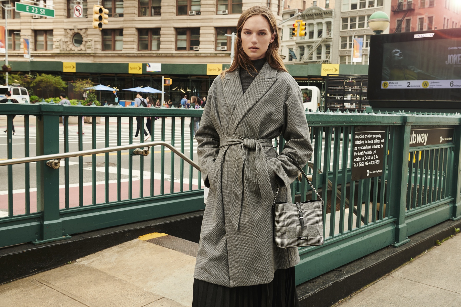 Su ket hop trang phuc, giay, tui - cai hon cua phong cach street wear hinh anh