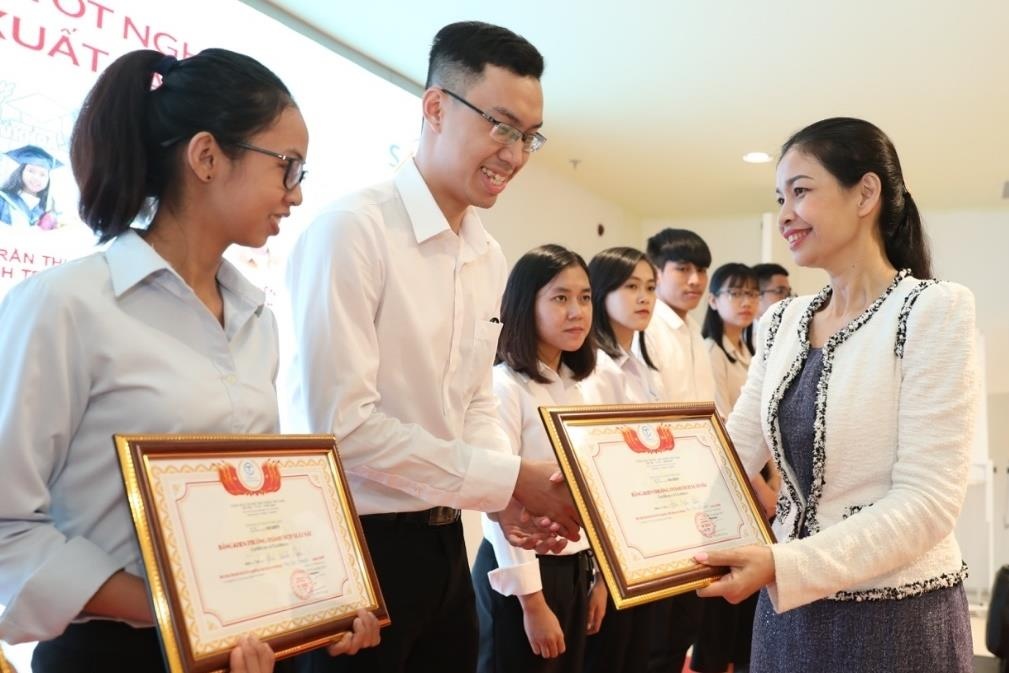 C.T Group trao hoc bong 330 trieu cho 66 thu khoa dai hoc tai TP.HCM hinh anh