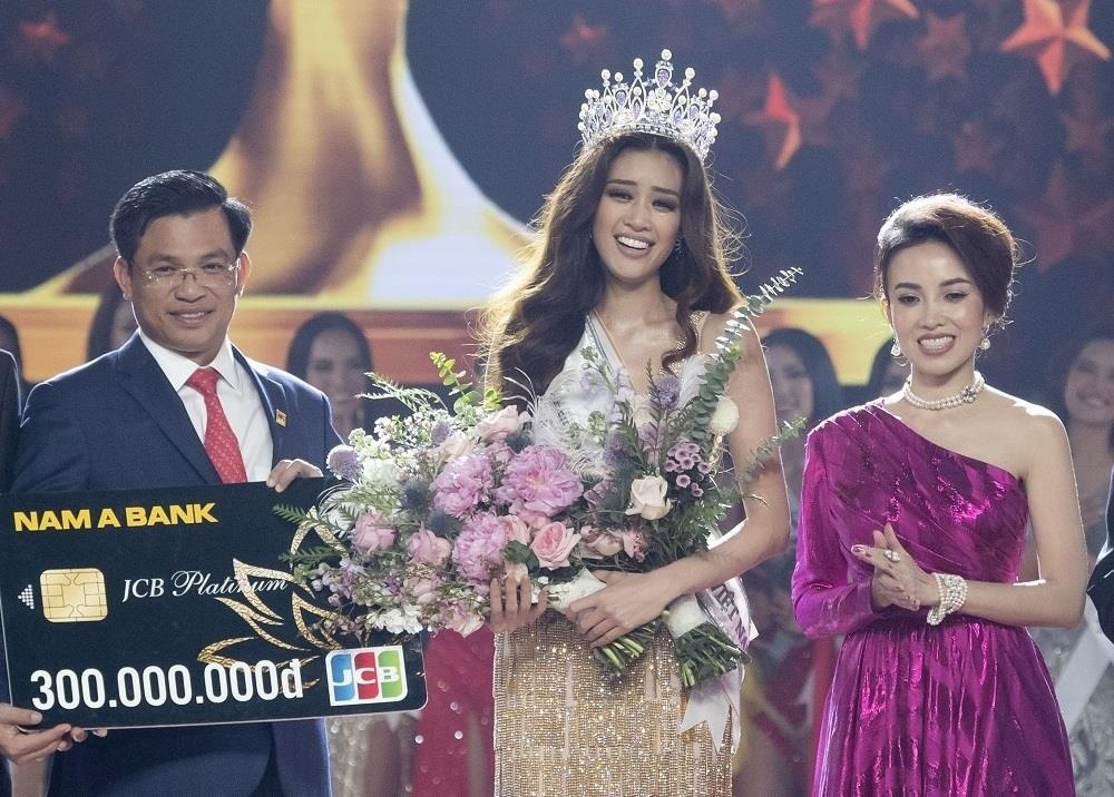 Hoa hau Hoan vu Khanh Van nhan the ngan hang tri gia 300 trieu dong hinh anh