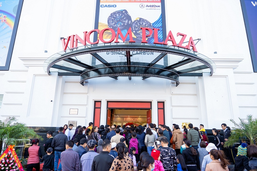 Vincom Plaza Cam Pha don hang nghin khach trong ngay khai truong hinh anh